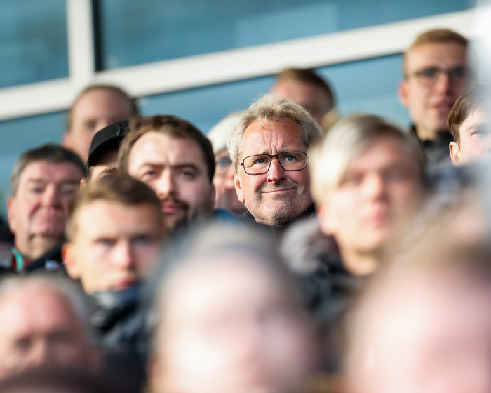 Erik Hamren landsliðsþjálfari var í þétt setinni stúku á Origo vellinum að  Hlíðarenda. Þar sá hann landsliðsmennina Hannes Þór Halldórsson og Birki Má Sævarsson tapa fyrir Breiðabliki.
