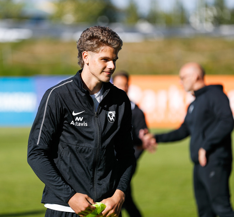 fékk gult spjald eftir svona fjórar mínútur fyrir að sparka í andlitið á einhverjum þarna í KR-liðinu en það var bara hlegið að því daginn eftir á æfingu.