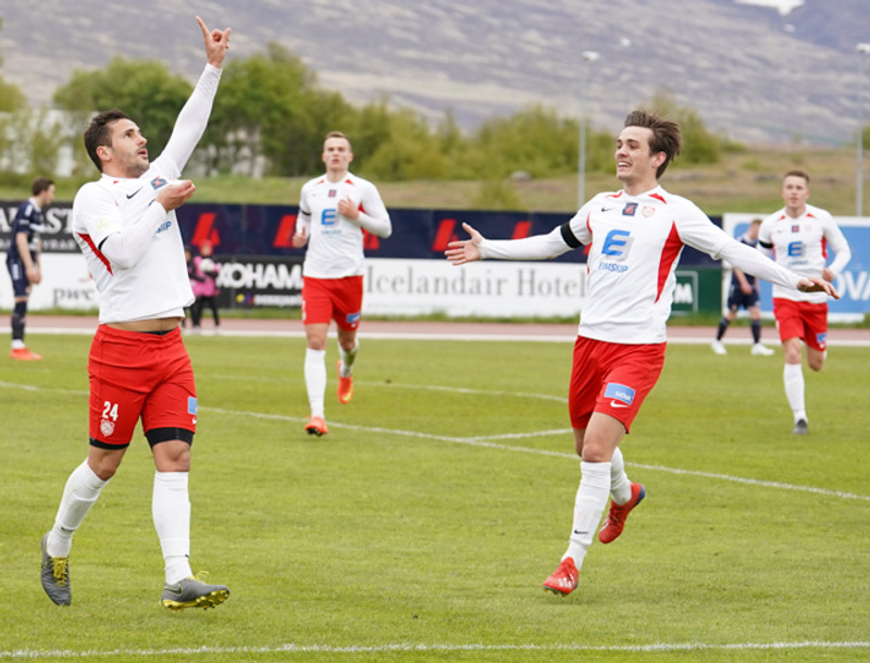 Jónas fagnaði með Alvaro í leiknum í dag.