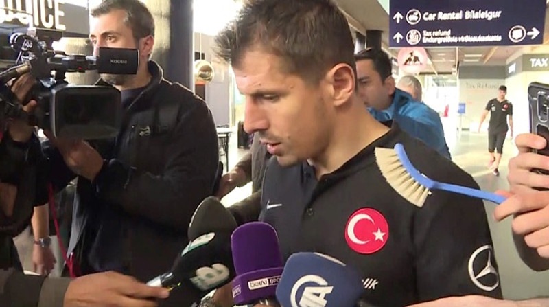 Uppþvottaburstanum beint að Emre á Keflavíkurflugvelli.
