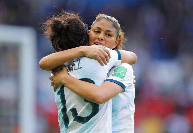 Virginia Gomez og Adriana Sachs föðmuðust í leikslok.