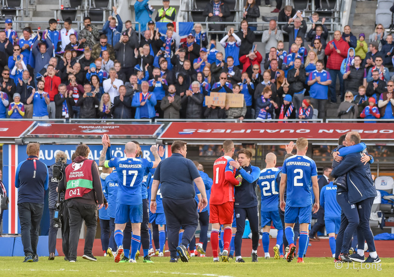 Fagnað með stuðningsmönnum eftir 2-1 sigur á Tyrkjum í sumar.