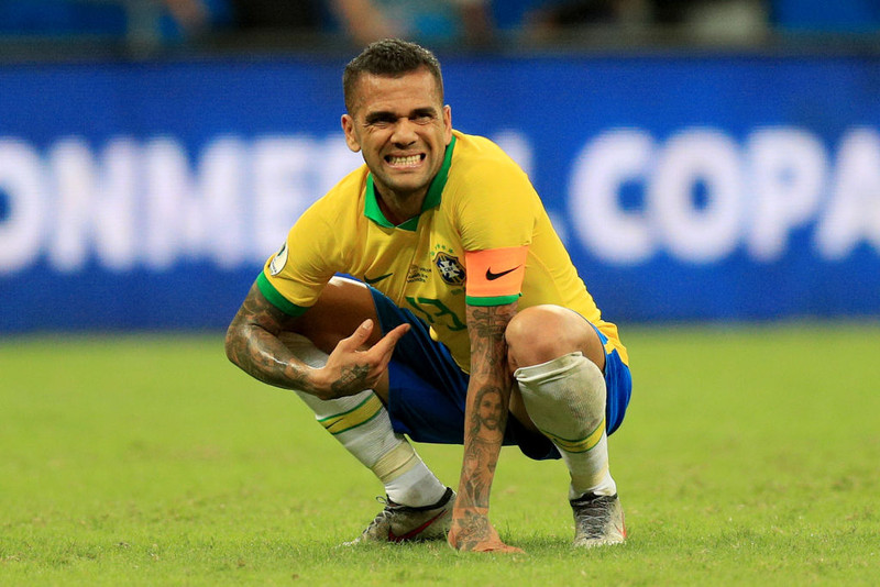 Alves verður elsti fyrirliði í sögu Brasilíu