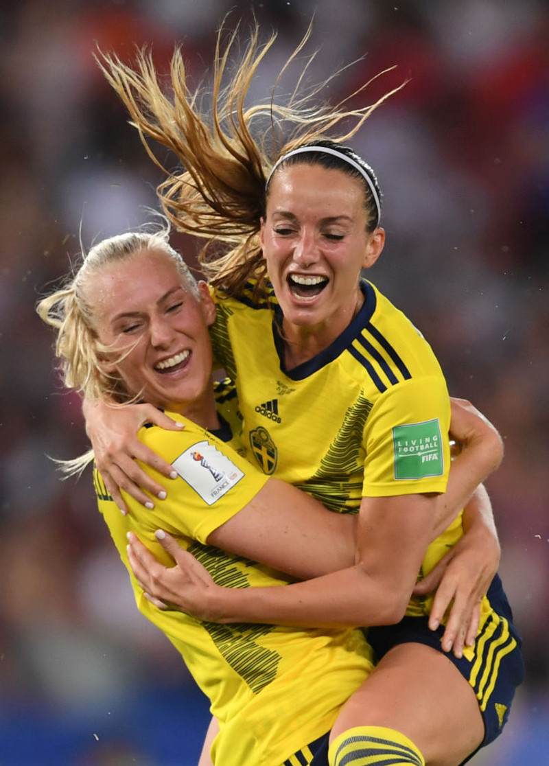 Stine Blackstenius og Kosovore Asllani fagna