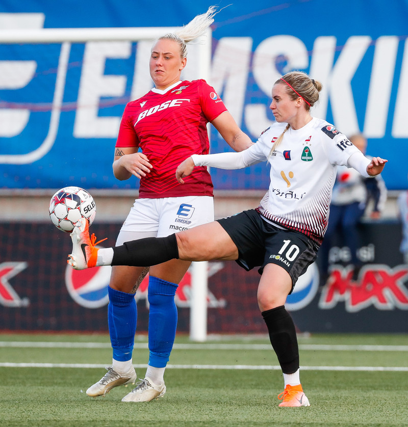 Lillý Rut Hlynsdóttir og Berglind Björg Þorvaldsdóttir í baráttunni.