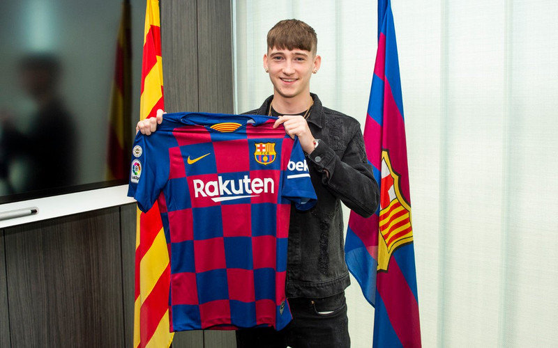 Louie Barry með Barcelona treyjuna í höndunum