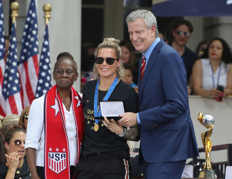 Ashlyn Harris fær hér lykilinn að borginni frá Bill de Blasio, borgarstjóra New York.