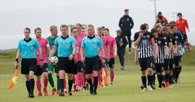 Leikmenn liðanna ganga inná völlinn fyrir leik.