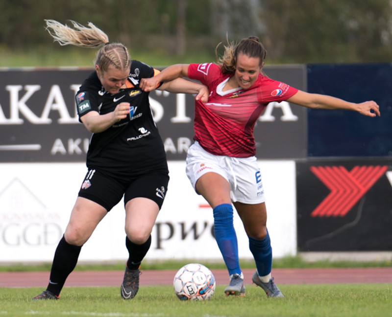 Arna Sif í baráttunni við Fanndísi Friðriksdóttur.