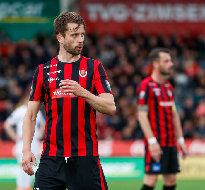 Orðrómur er uppi um að Kári Árnason verði liðtækur í úrslitaleiknum þrátt fyrir að hafa meiðst gegn Albaníu í landsleikjahléinu.