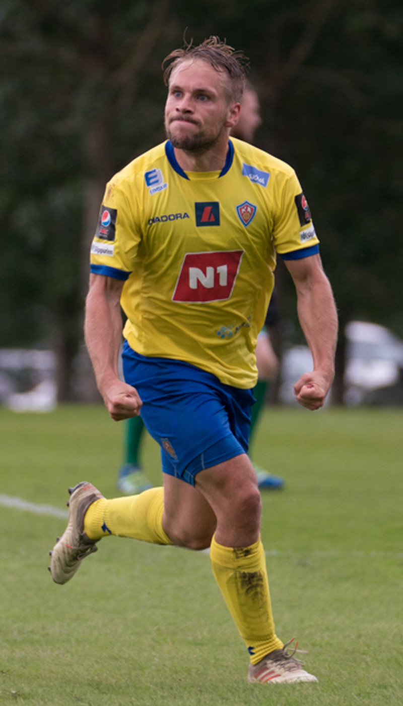 Almarr Ormarsson fagnar marki sínu gegn ÍA.