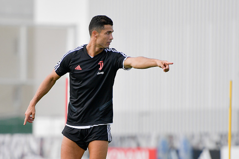 Myndband: Ronaldo í stórfurðulegri auglýsingu