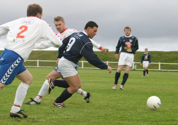 Valli á sprettinum í leik með Árborg gegn Reyni Sandgerði árð 2005.