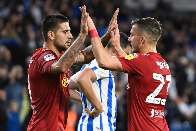 Mitrovic fagnar fyrsta marki leiksins með Joe Bryan.
