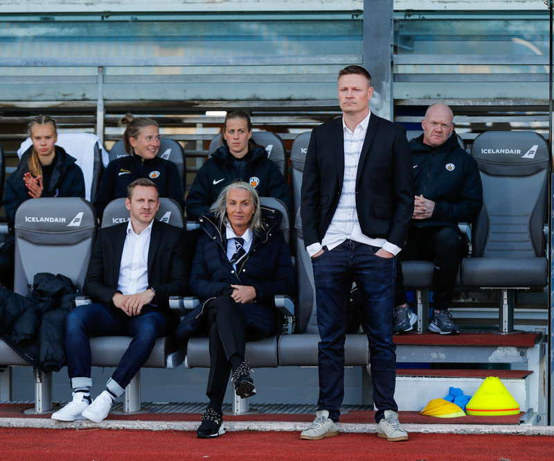 Jóhannes Karl á hliðarlínuni í bikarúrslitaleiknum.
