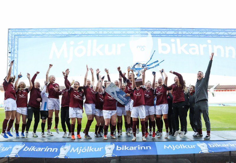 Sjáðu myndbandið: Bikarinn kominn yfir brúna - Valli Reynis ber að ofan