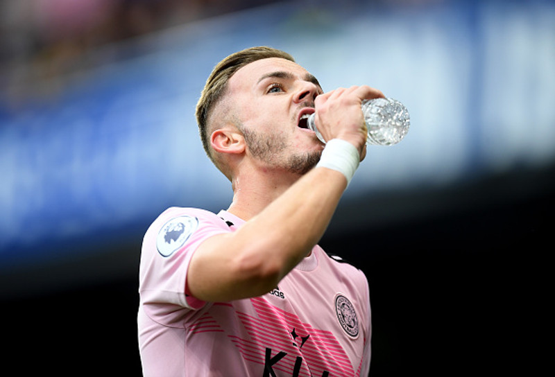 James Maddison fékk gult spjald fyrir dýfu.