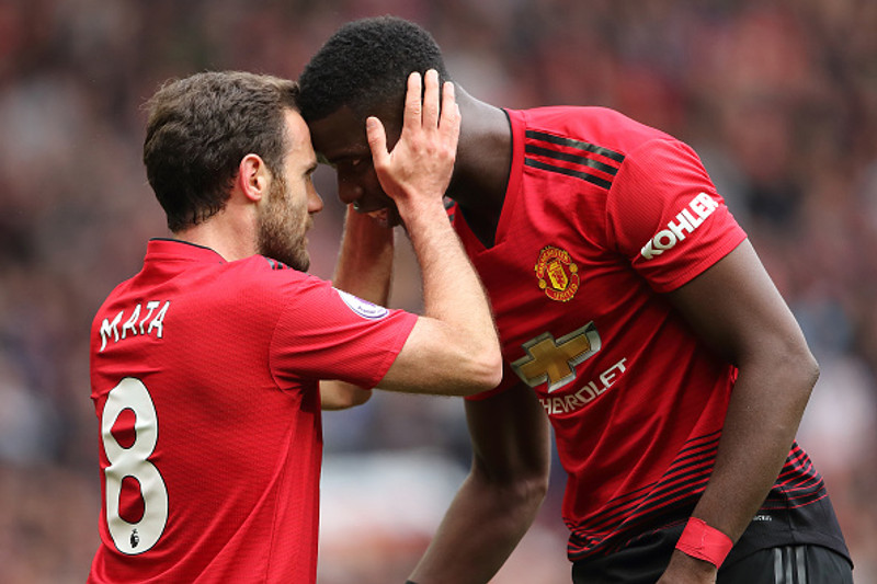 Paul Pogba er í slúðurpakkanum. Á myndinni er hann með Juan Mata.