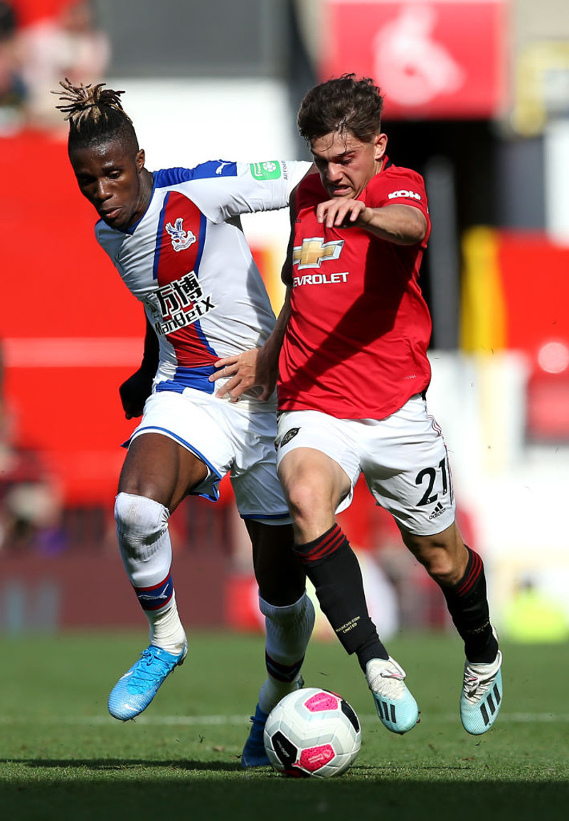 Daniel James í baráttunni við Wilfried Zaha í leiknum í gær.