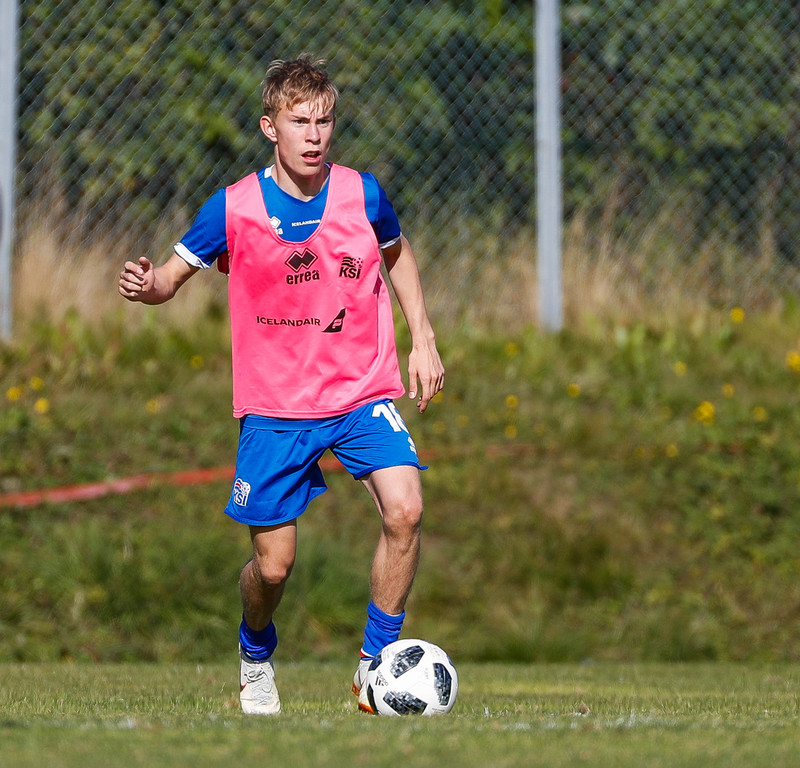 Þegar ég varð 14 ára þá var kominn tími fyrir mig til að ákveða hvora íþróttina ég ætlaði að leggja fyrir mig og ég valdi fótboltann