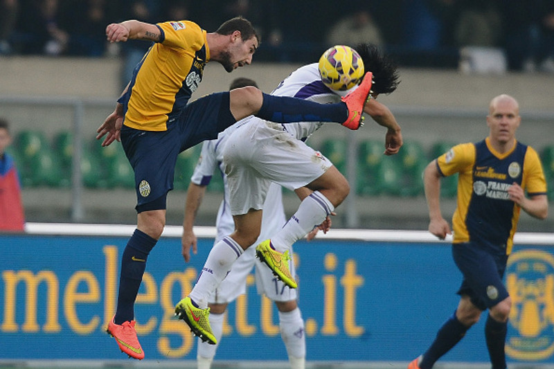 Artur Ionita í leik með Hellas Verona á sínum tíma. Bakvið hann sést Emil Hallfreðsson.