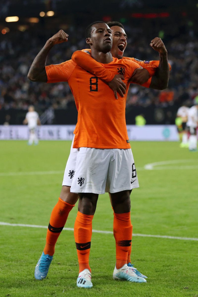 Georginio Wijnaldum skoraði bæði mörk Hollands
