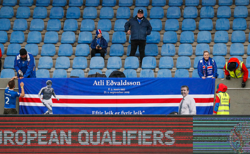 Tólfumenn hengja upp borðan