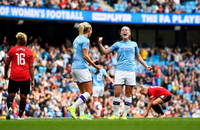 Keira Walsh og Steph Houghton fagna á Etihad í dag