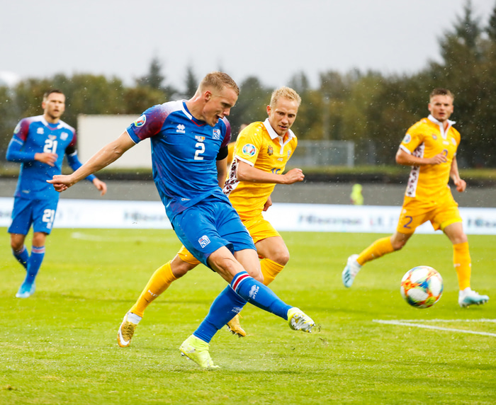 Hjörtur Hermannsson með fyrirgjöf.