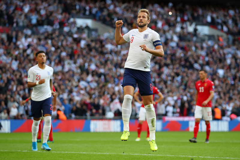 Harry Kane fagnar þrennunni í kvöld