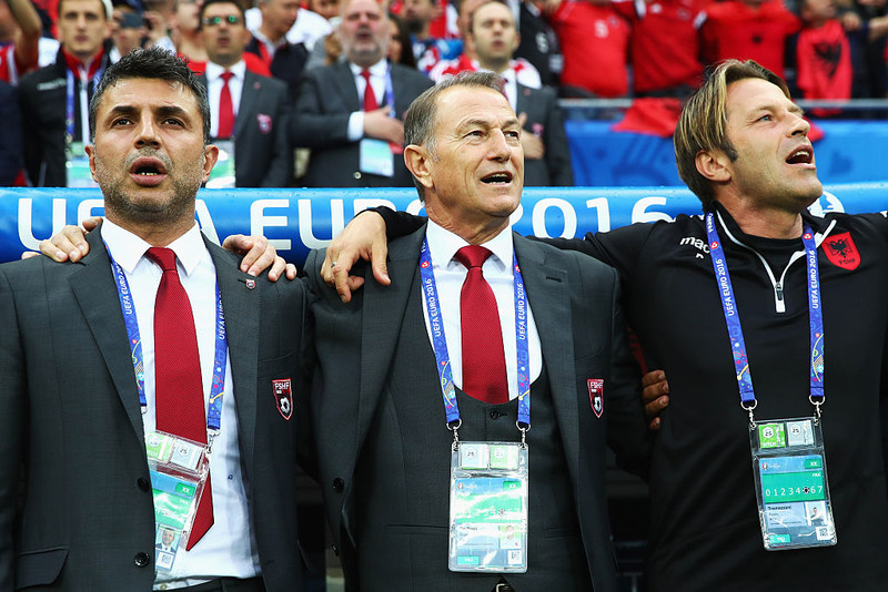 Gianni De Biasi og félagar sungu albanska þjóðsönginn á EM 2016