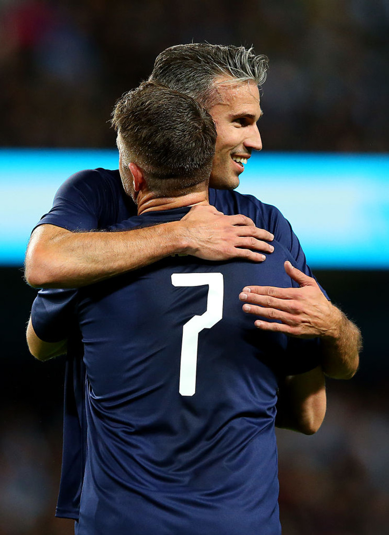 Robin van Persie og Robbie Keane fagna í kvöld