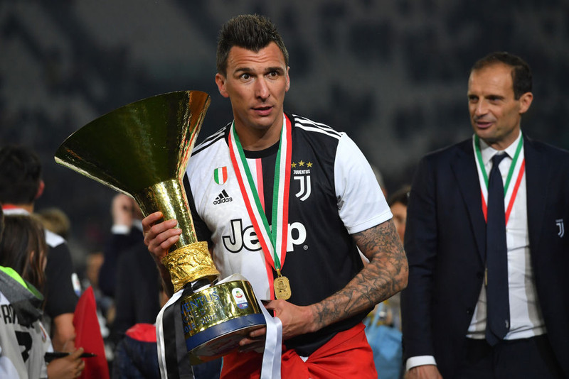 Mandzukic er 33 ára.