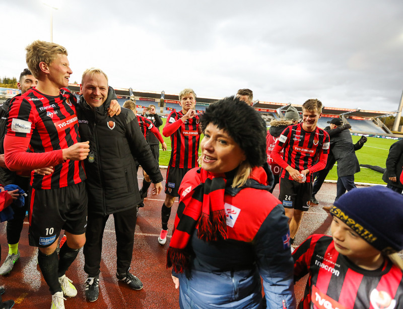 Lilja Alfreðsdóttir menntamálaráðherra fagnar bikarmeistaratitli karlaliðs Víkings í fyrrasumar. Hún vill ekki að Fótbolti.net fái endurgreiðslu eins og aðrir fjölmiðlar.
