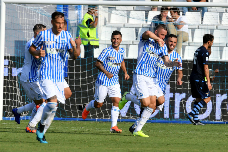 Spal heldur enn í vonina um að bjarga sér frá falli.