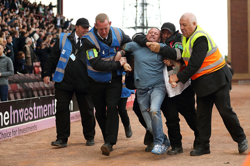 Blóðug slagsmál í stúkunni á Barnsley - Leeds