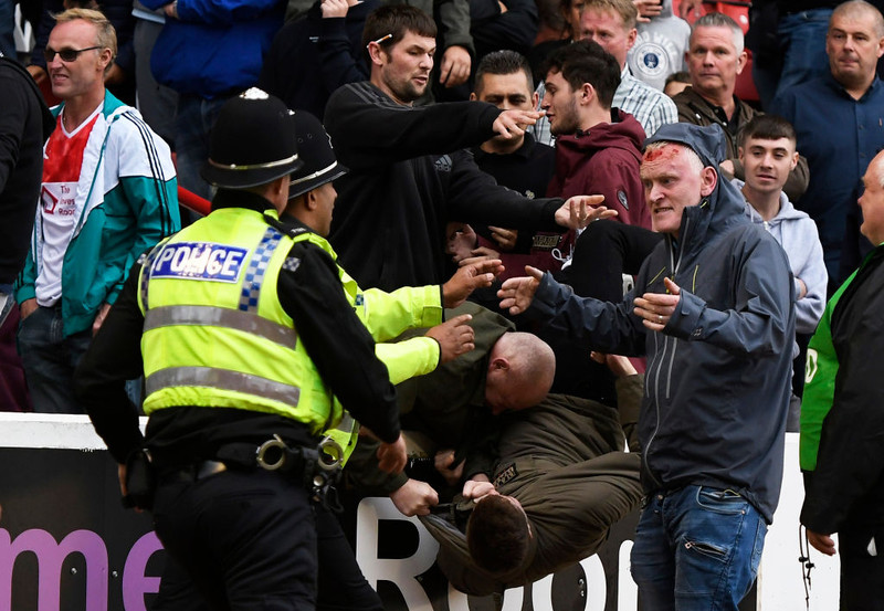 Blóðug slagsmál í stúkunni á Barnsley - Leeds