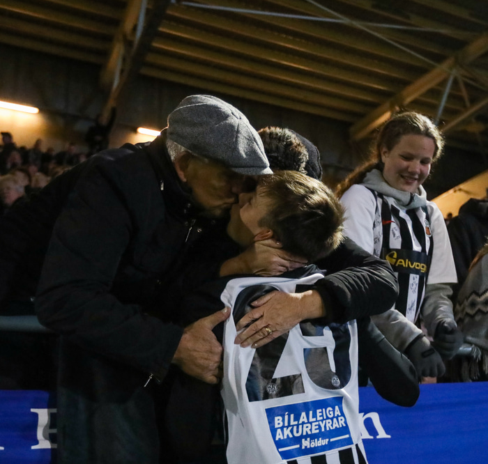 Finnur fagnar Íslandsmeistaratitlinum með sínum nánustu.