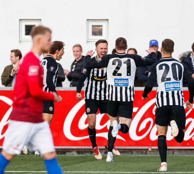 Valur - KR á fimmtudaginn klukkan 17:30.