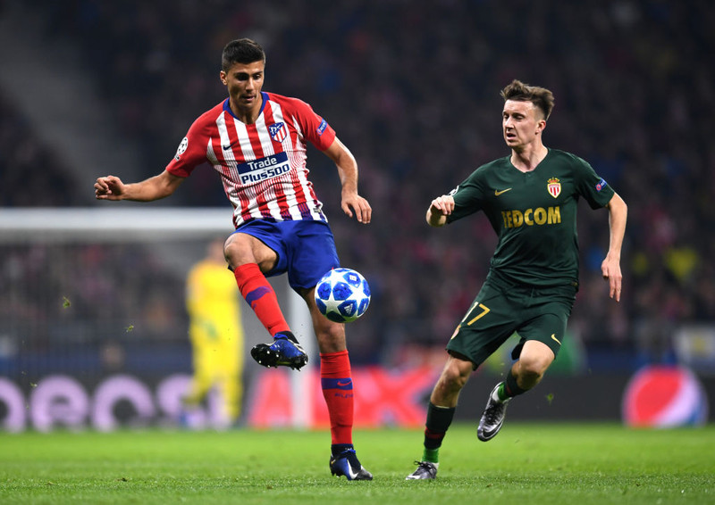 Golovin gegn Rodri (Atletico) í Meistaradeildinni í fyrra. Rodri skipti yfir til Man City í sumar.