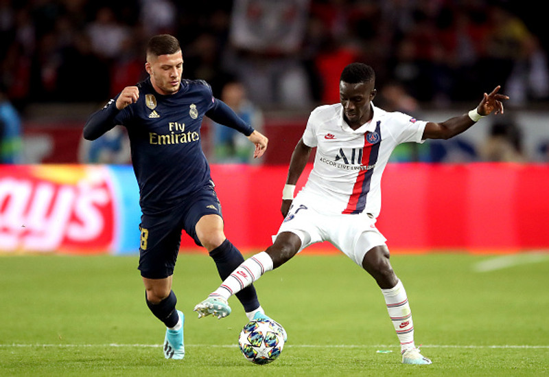 Idrissa Gueye og Luka Jovic í baráttunni.