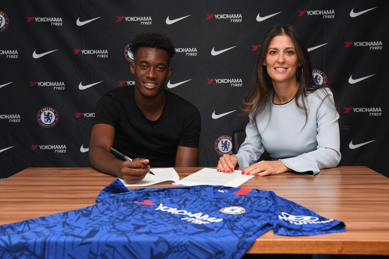 Callum Hudson-Odoi við undirskriftina