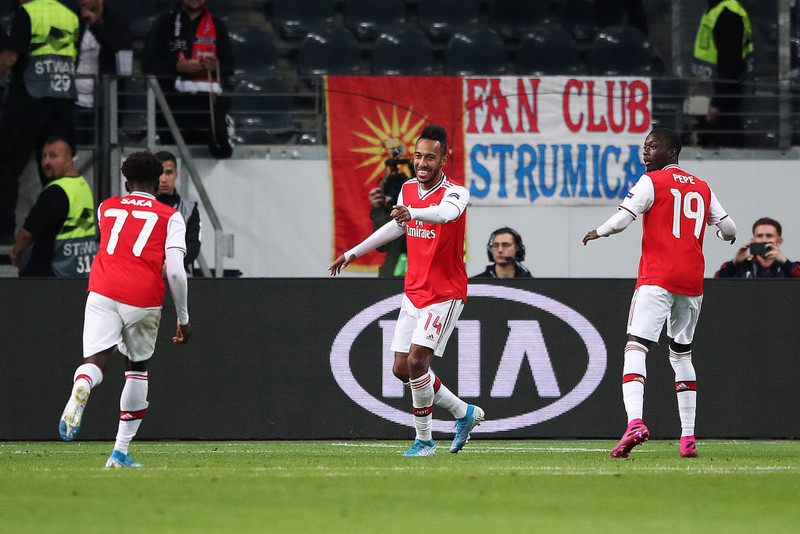 Pierre-Emerick Aubameyang, Nicolas Pepe og Bukayo Saka fagna í kvöld