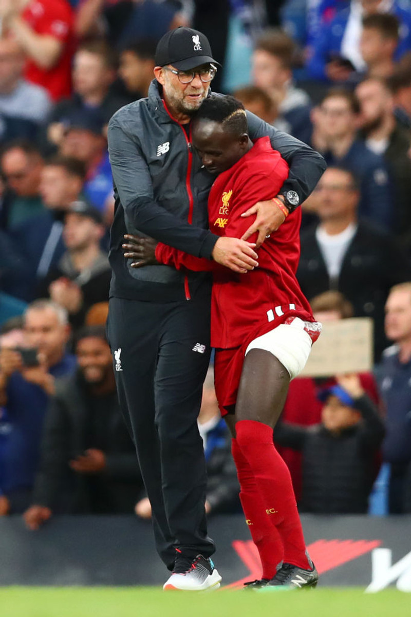 Jürgen Klopp knúsar Sadio Mane eftir sigurinn í dag