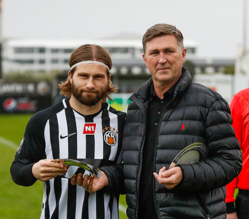 Óskar Örn Hauksson, fyrirliði KR, og Jónas Kristinsson framkvæmdastjóri.