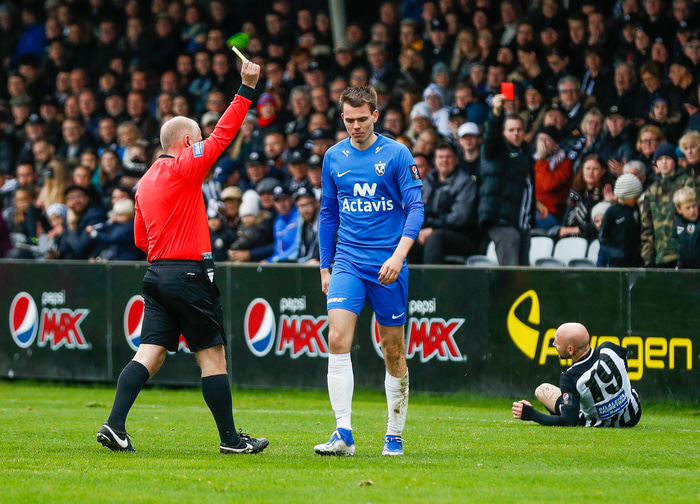 Gult eða rautt? Erlendur Eiríksson lætur Þórð Þorstein Þórðarson fá gula spjaldið.  Bóas, stuðningsmaður KR, kallar eftir rauðu spjaldi í stúkunni.