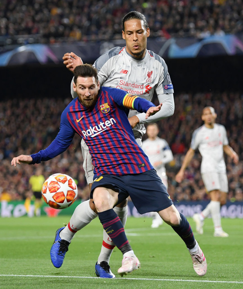 Virgil van Dijk berst við Lionel Messi í kvöld
