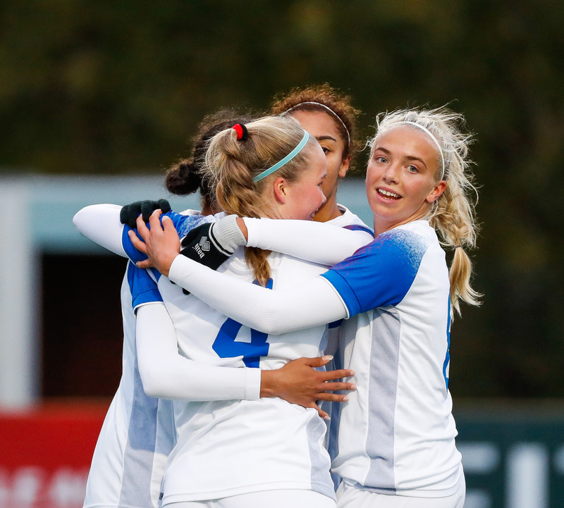 U19 fagnar hér marki.
