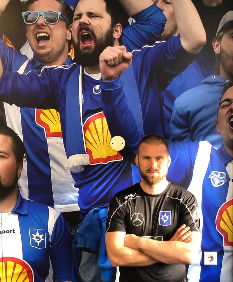 Vignir Jóhannesson við undirskrift í dag