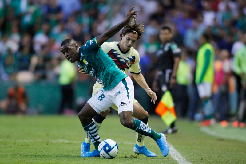 Cordova í baráttunni við Joel Campbell